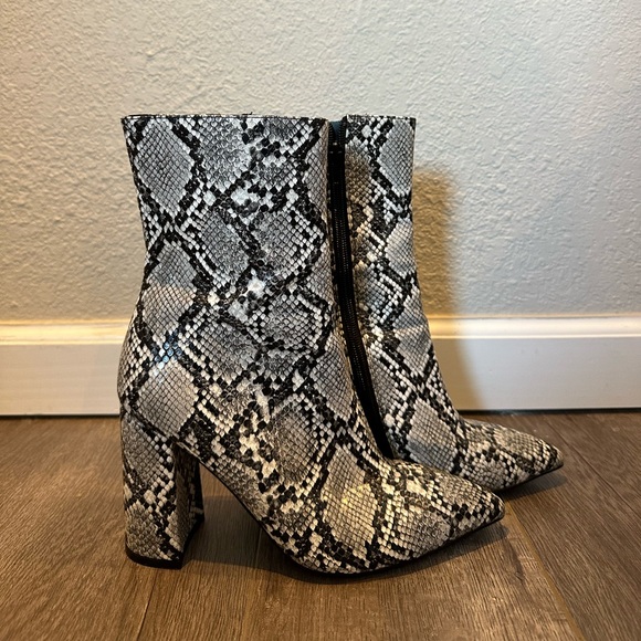 Snake print boots - Picture 1 of 7